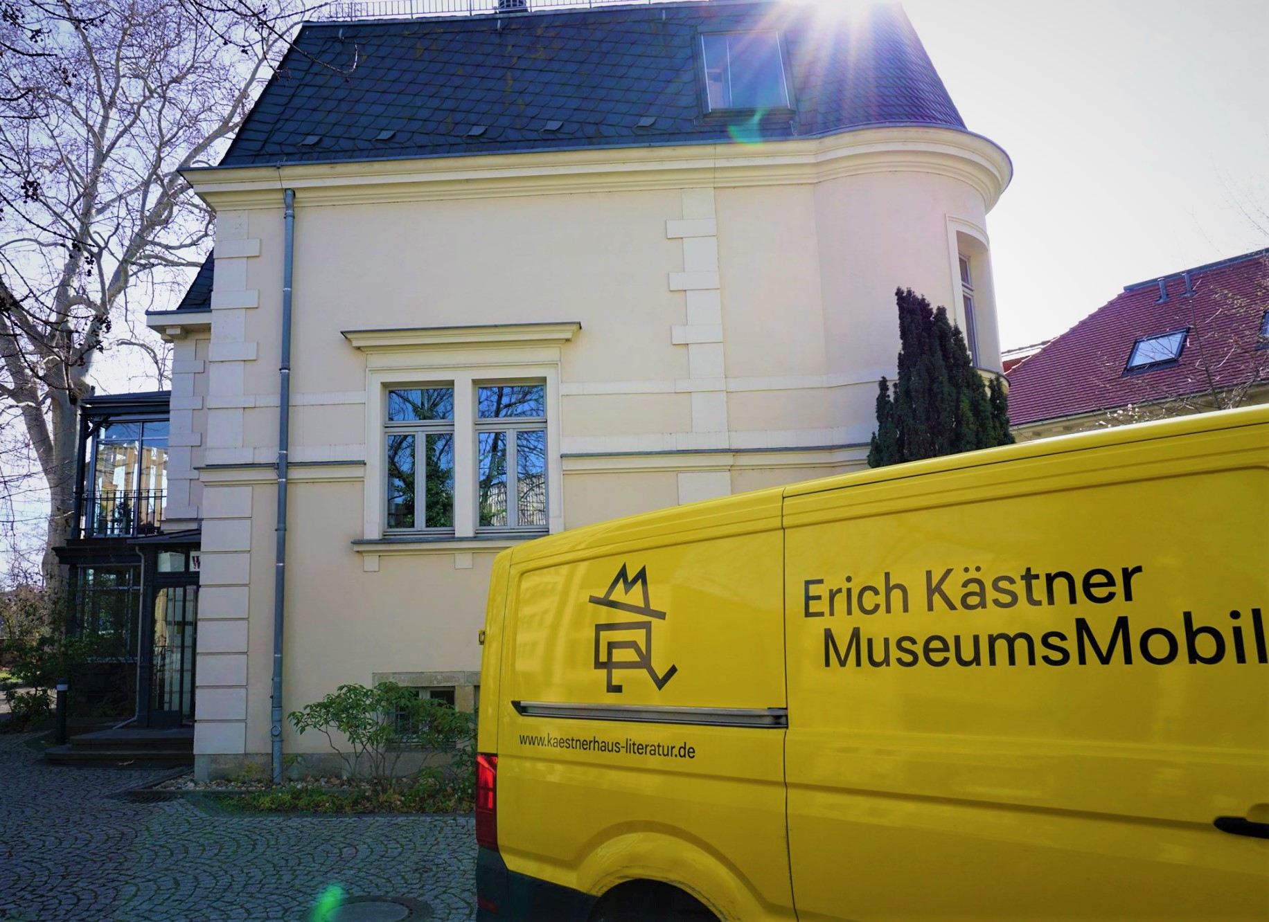 Das Museumsmobil vor der Villa Augustin